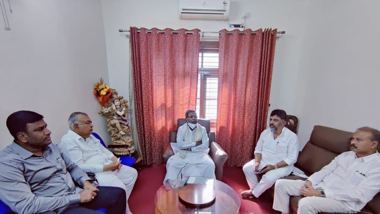 Mekedatu Padayatre ಕರ್ಫ್ಯೂ ಮಧ್ಯೆ ಕಾಂಗ್ರೆಸ್ ಪಾದಯಾತ್ರೆ ಪ್ಲಾನ್ ಬಿಚ್ಚಿಟ್ಟ ಸಿದ್ದರಾಮಯ್ಯ Mekedatu Padayatre ಕರ್ಫ್ಯೂ ಮಧ್ಯೆ ಕಾಂಗ್ರೆಸ್ ಪಾದಯಾತ್ರೆ ಪ್ಲಾನ್ ಬಿಚ್ಚಿಟ್ಟ ಸಿದ್ದರಾಮಯ್ಯ