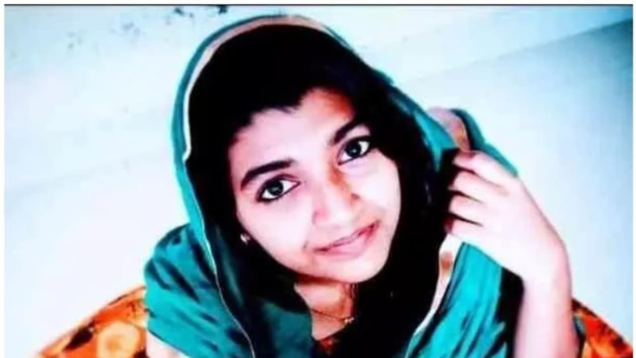 Suicide : വീടിനുള്ളില് ആത്മഹത്യക്ക് ശ്രമിച്ച പ്ലസ് ടു വിദ്യാര്ഥിനി മരിച്ചു Suicide : വീടിനുള്ളില് ആത്മഹത്യക്ക് ശ്രമിച്ച പ്ലസ് ടു വിദ്യാര്ഥിനി മരിച്ചു