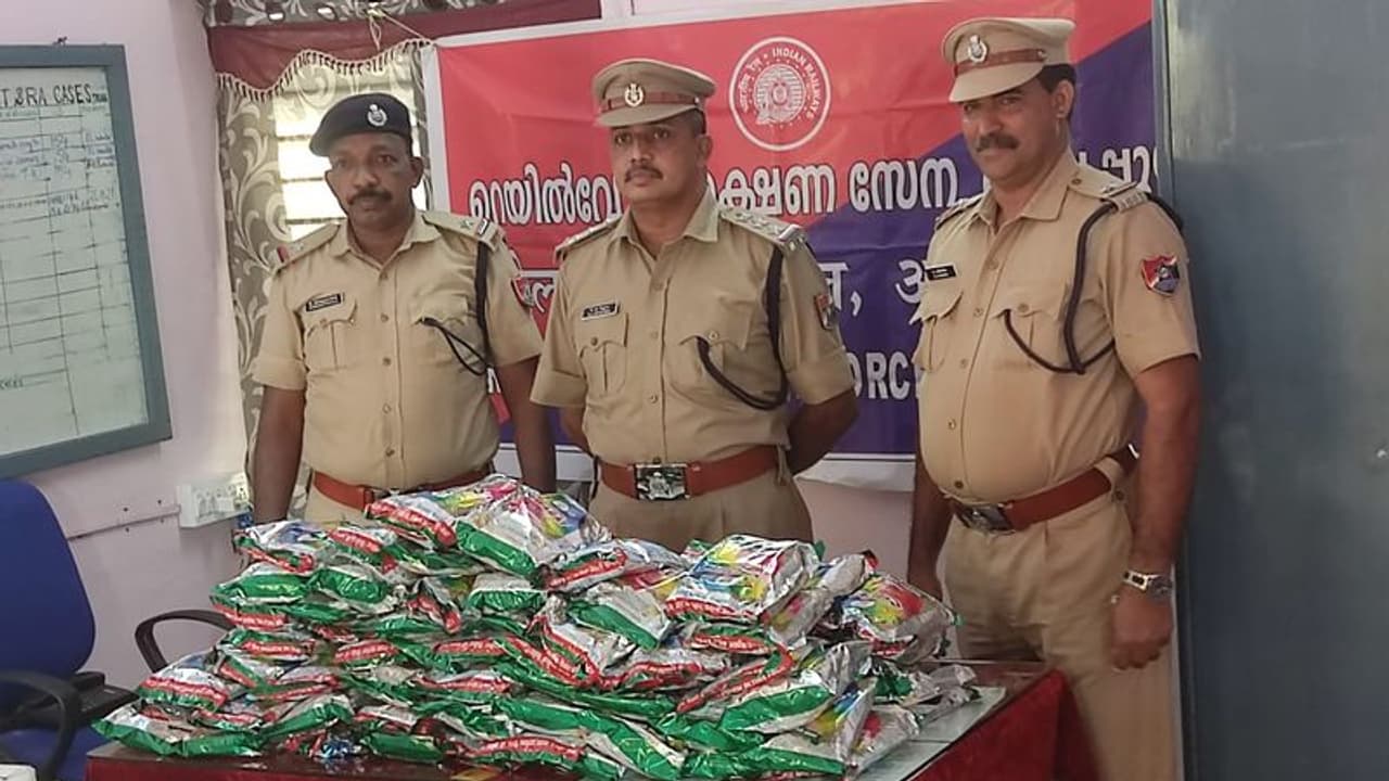 3 ലക്ഷത്തോളം വിലവരുന്ന പുകയില ഉൽപ്പന്നങ്ങൾ ട്രെയിനിൽ ഉപേക്ഷിച്ച നിലയിൽ 3 ലക്ഷത്തോളം വിലവരുന്ന പുകയില ഉൽപ്പന്നങ്ങൾ ട്രെയിനിൽ ഉപേക്ഷിച്ച നിലയിൽ