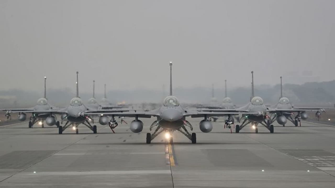 चीन के हमले का जवाब देने के लिए ताइवान ने तैनात किया F 16 लड़ाकू विमान चीन के हमले का जवाब देने के लिए ताइवान ने तैनात किया F 16 लड़ाकू विमान