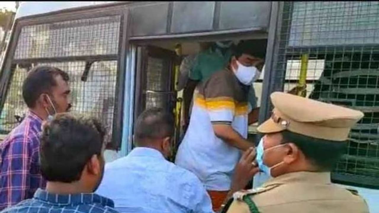 சும்மா இருந்த போலீசை வெறி ஏத்திட்டியே கேடிஆர்.. போலீஸ்னா என்னணு பாக்க போற..!! பயங்காட்டும் சவுக்கு சங்கர். சும்மா இருந்த போலீசை வெறி ஏத்திட்டியே கேடிஆர்.. போலீஸ்னா என்னணு பாக்க போற..!! பயங்காட்டும் சவுக்கு சங்கர்.