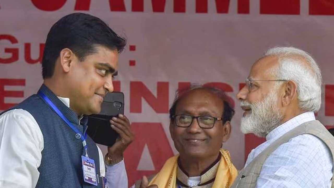 Shantanu Thakur : ബിജെപിയുടെ എല്ലാ വാട്ട്സ്ആപ്പ് ഗ്രൂപ്പുകളില് നിന്നും 'എക്സിറ്റ്' അടിച്ച് കേന്ദ്രമന്ത്രി Shantanu Thakur : ബിജെപിയുടെ എല്ലാ വാട്ട്സ്ആപ്പ് ഗ്രൂപ്പുകളില് നിന്നും 'എക്സിറ്റ്' അടിച്ച് കേന്ദ്രമന്ത്രി