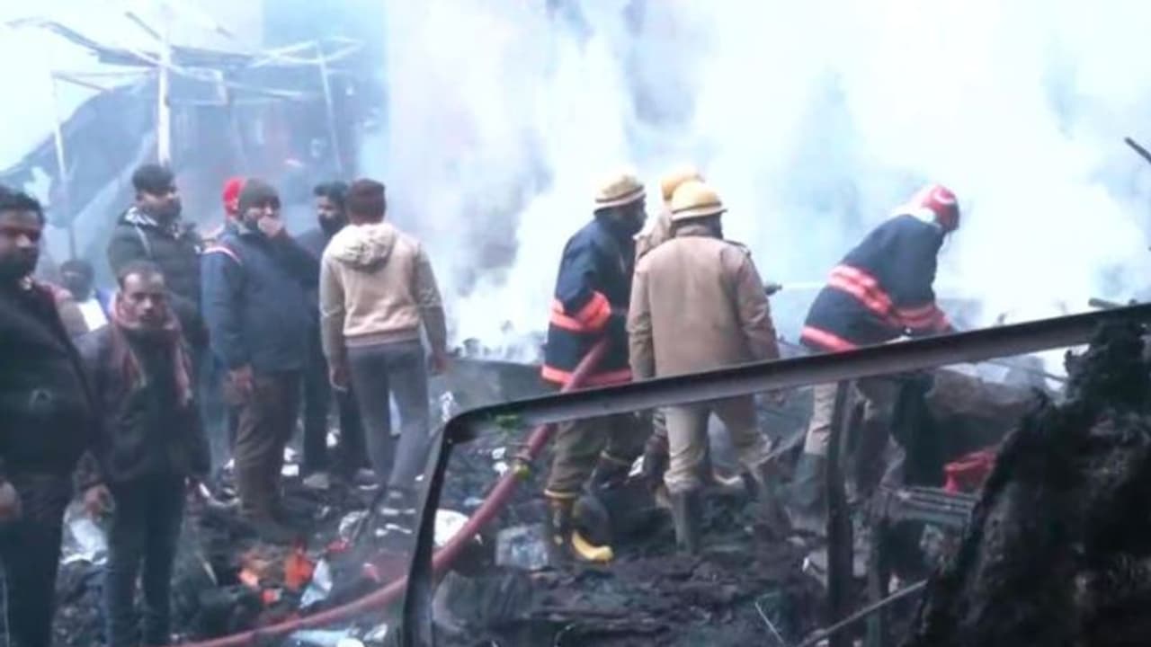 दिल्ली की लाजपत राय मार्केट में लगी आग, दमकल की 13 गाड़ियां ने पाया काबू