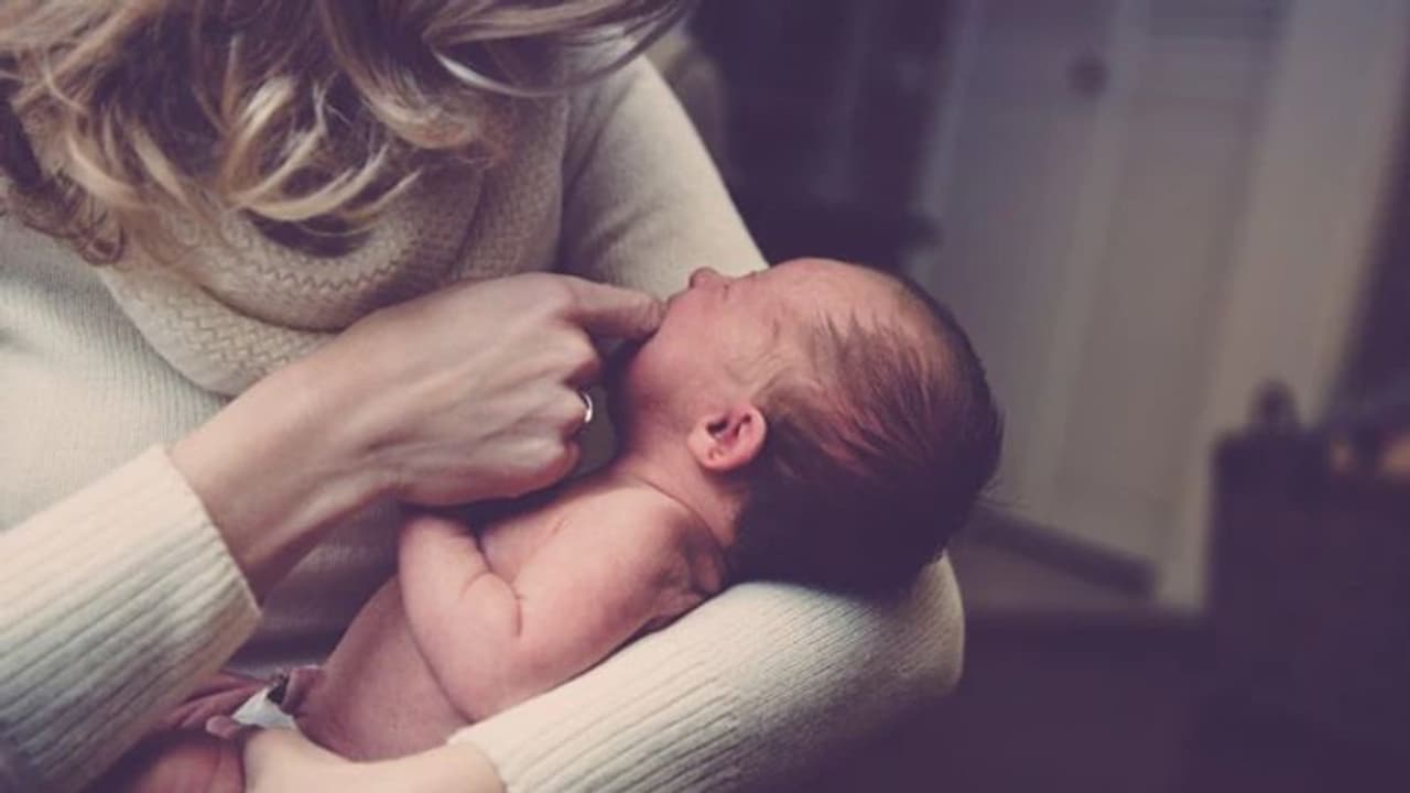 Breastfeeding Pics: മുലയൂട്ടുന്ന സ്ത്രീകളുടെ ചിത്രം എടുത്താല്‍ ജയിലിൽ പോകാം; നിയമ ഭേദഗതിയുമായി ഈ രാജ്യങ്ങള്‍