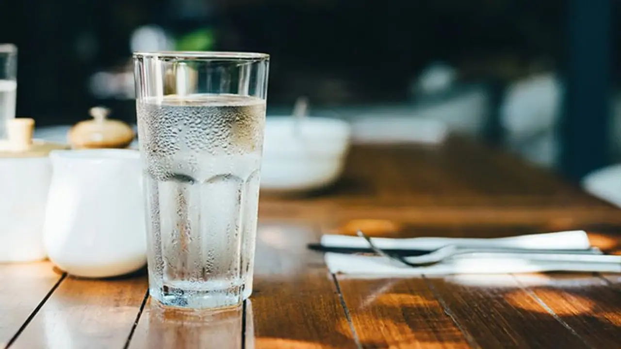 Life Management: प्रोफेसर ने छात्रों को पानी का गिलास दिखाकर पूछा “ये क्या है?” छात्रों ने दिए रोचक जबाव Life Management: प्रोफेसर ने छात्रों को पानी का गिलास दिखाकर पूछा “ये क्या है?” छात्रों ने दिए रोचक जबाव