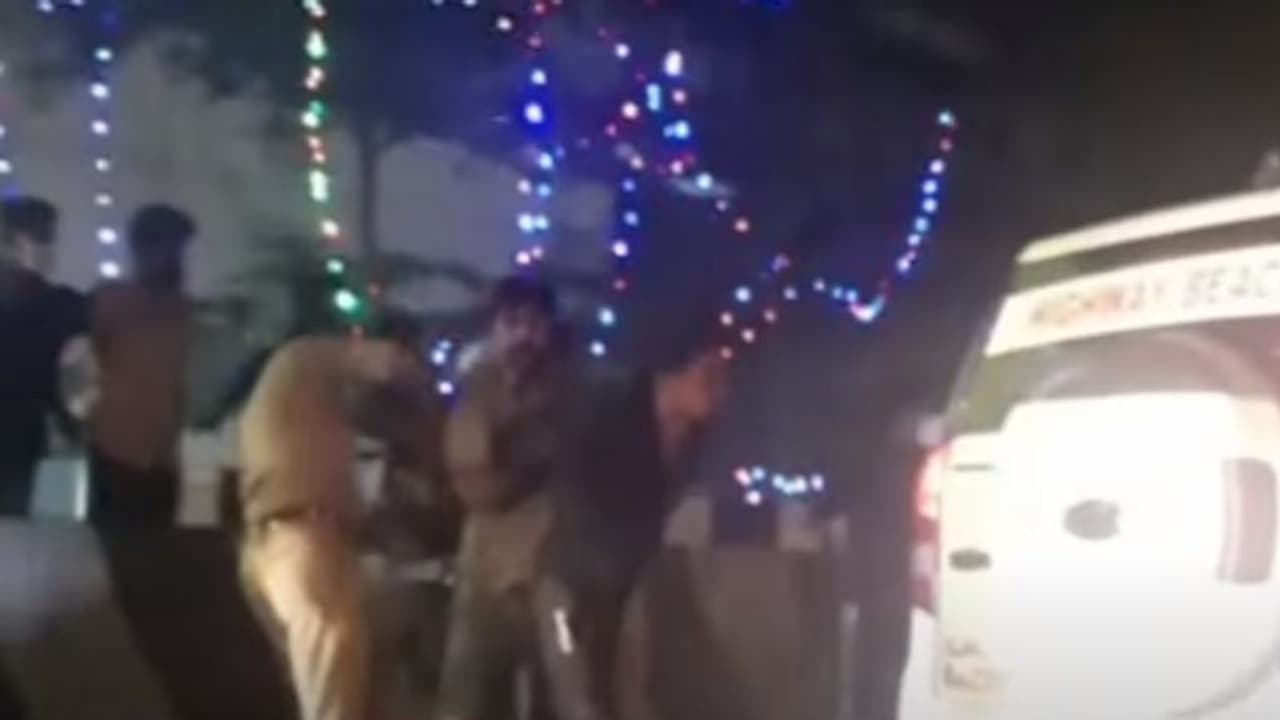 Attack Against Police : ഇടപ്പള്ളിയിൽ പൊലീസിനെ കുത്തിയാളെ പിടികൂടുന്ന ദൃശ്യങ്ങള് Attack Against Police : ഇടപ്പള്ളിയിൽ പൊലീസിനെ കുത്തിയാളെ പിടികൂടുന്ന ദൃശ്യങ്ങള്