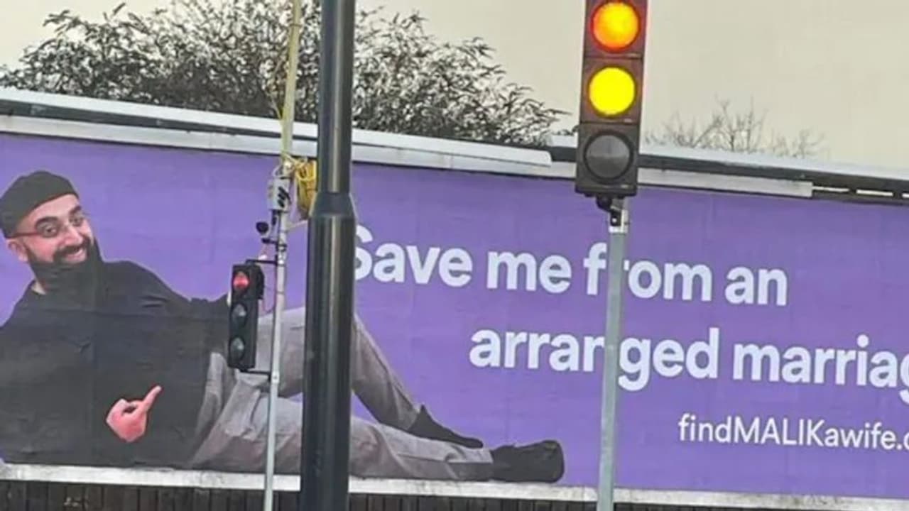 लंदन: 29 साल के व्यक्ति ने शादी के लिए लगाई होर्डिंग, ऐसी बात लिखी कि तस्वीर हुई वायरल लंदन: 29 साल के व्यक्ति ने शादी के लिए लगाई होर्डिंग, ऐसी बात लिखी कि तस्वीर हुई वायरल