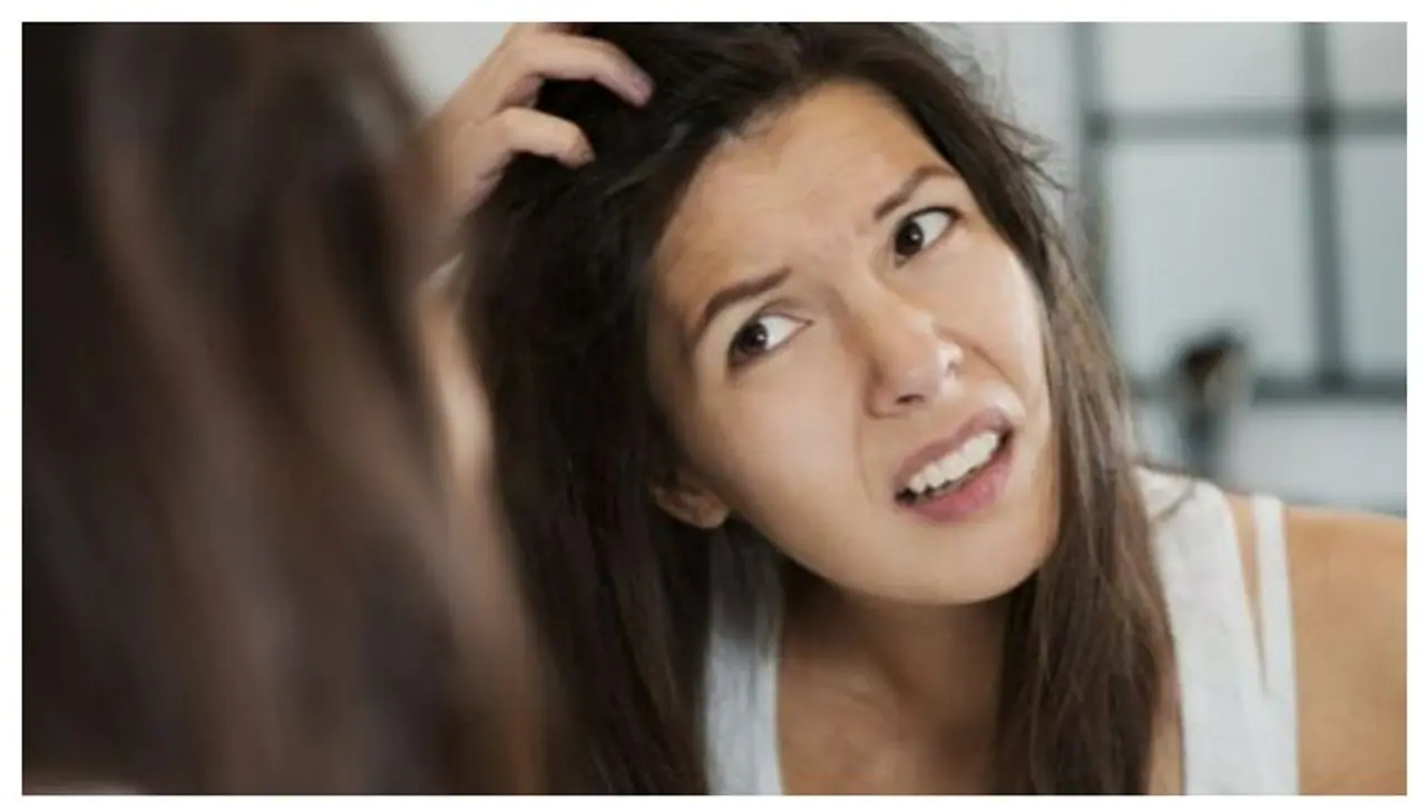 பொடுகுத் தொல்லையா? இனி கவலை வேண்டாம்! சமையலறையில் ஒளிந்திருக்கும் மகத்துவம்.. பொடுகுத் தொல்லையா? இனி கவலை வேண்டாம்! சமையலறையில் ஒளிந்திருக்கும் மகத்துவம்..