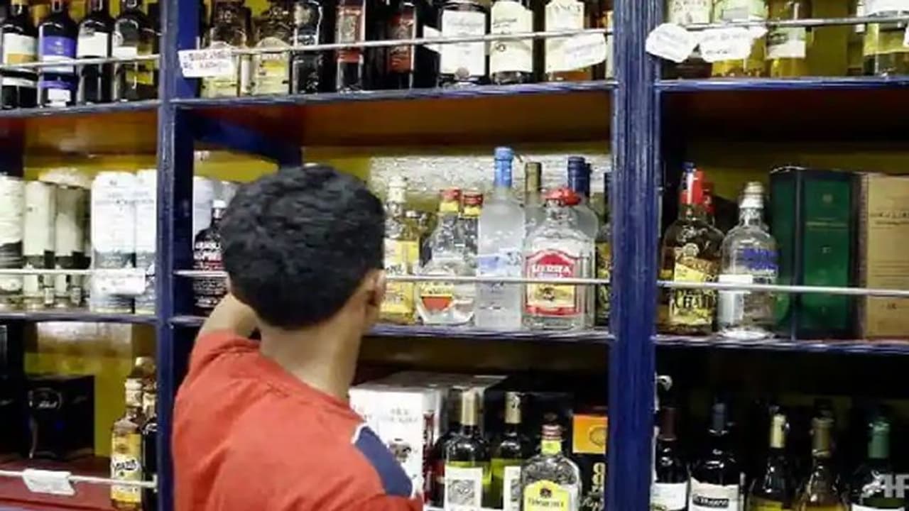 कोरोना के खतरे के बीच छत्तीसगढ़ सरकार का बड़ा फैसला: अब घर बैठे मिलेगी शराब, बनाया ऐसा मोबाइल ऐप कोरोना के खतरे के बीच छत्तीसगढ़ सरकार का बड़ा फैसला: अब घर बैठे मिलेगी शराब, बनाया ऐसा मोबाइल ऐप