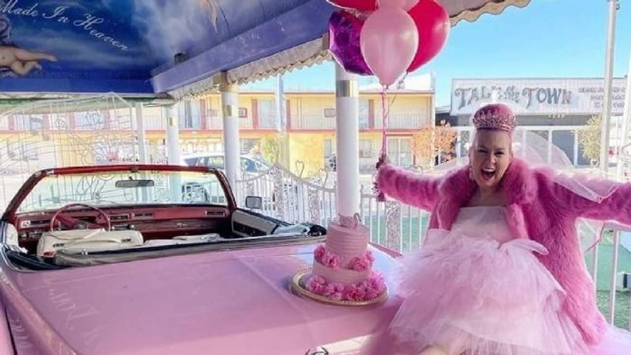 Woman marries pink colour : 40 വര്ഷത്തെ ബന്ധം, പിങ്ക് നിറത്തെ വിവാഹം ചെയ്ത് യുവതി! Woman marries pink colour : 40 വര്ഷത്തെ ബന്ധം, പിങ്ക് നിറത്തെ വിവാഹം ചെയ്ത് യുവതി!