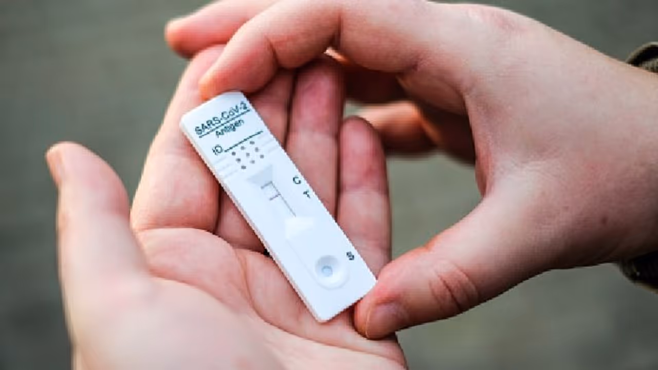 Coronavirus: ಸಲೀಸಾಗಿ ಸೆಲ್ಫ್ ಟೆಸ್ಟ್ ಕಿಟ್ ಖರೀದಿ ಮಾಡುವಂತಿಲ್ಲ.. ಈ ನಿಯಮ ಪಾಲನೆ ಕಡ್ಡಾಯ Coronavirus: ಸಲೀಸಾಗಿ ಸೆಲ್ಫ್ ಟೆಸ್ಟ್ ಕಿಟ್ ಖರೀದಿ ಮಾಡುವಂತಿಲ್ಲ.. ಈ ನಿಯಮ ಪಾಲನೆ ಕಡ್ಡಾಯ