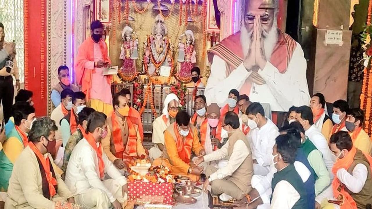 PM Modi की दीर्घायु के लिए महामृत्युंजय मंत्र का जाप, भोपाल के गुफा मंदिर में CM शिवराज ने की पूजा अर्चना