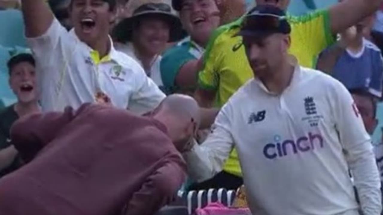 ఇదేందయ ఇది..! బట్టతల మీద ఆటోగ్రాఫ్ అడిగిన అభిమాని.. ఇంగ్లాండ్ క్రికెటర్ ఏం చేశాడంటే..? ఇదేందయ ఇది..! బట్టతల మీద ఆటోగ్రాఫ్ అడిగిన అభిమాని.. ఇంగ్లాండ్ క్రికెటర్ ఏం చేశాడంటే..?