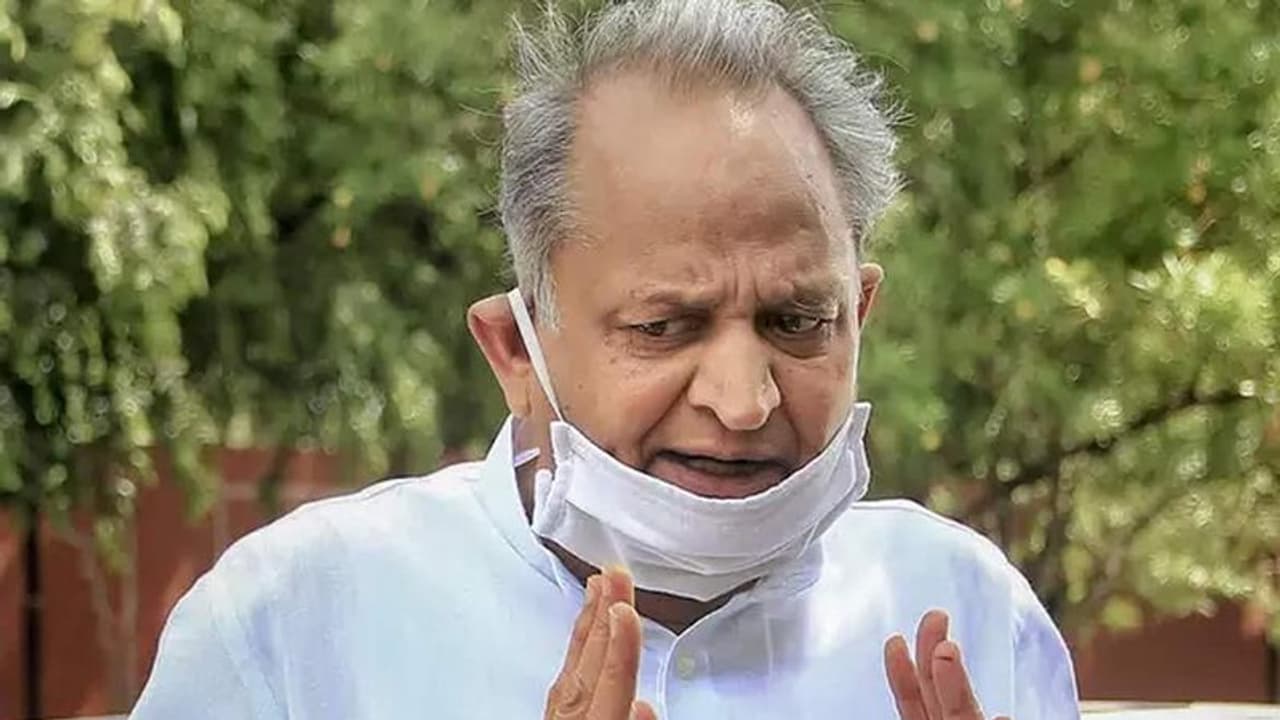 CM Ashok Gehlot फिर कोरोना पॉजिटिव: दूसरी बार हुए सक्रमित, लग चुकी हैं दोनों डोज..बताया कितना घातक है Omicron CM Ashok Gehlot फिर कोरोना पॉजिटिव: दूसरी बार हुए सक्रमित, लग चुकी हैं दोनों डोज..बताया कितना घातक है Omicron
