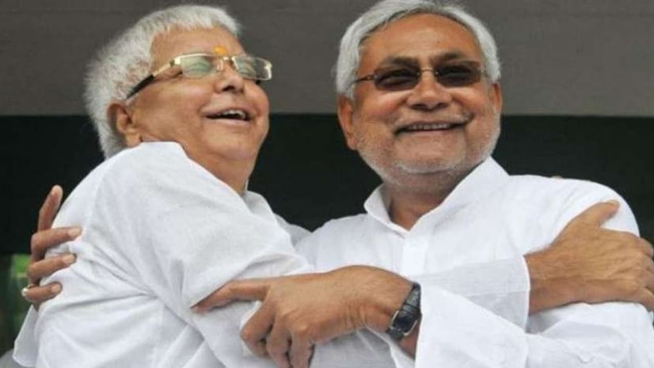 बिहार में फिर होगा खेला: लालू की पार्टी RJD का CM नीतीश को ऑफर, BJP को छोड़ो, हम देंगे साथ..जानिए इसके मायने बिहार में फिर होगा खेला: लालू की पार्टी RJD का CM नीतीश को ऑफर, BJP को छोड़ो, हम देंगे साथ..जानिए इसके मायने