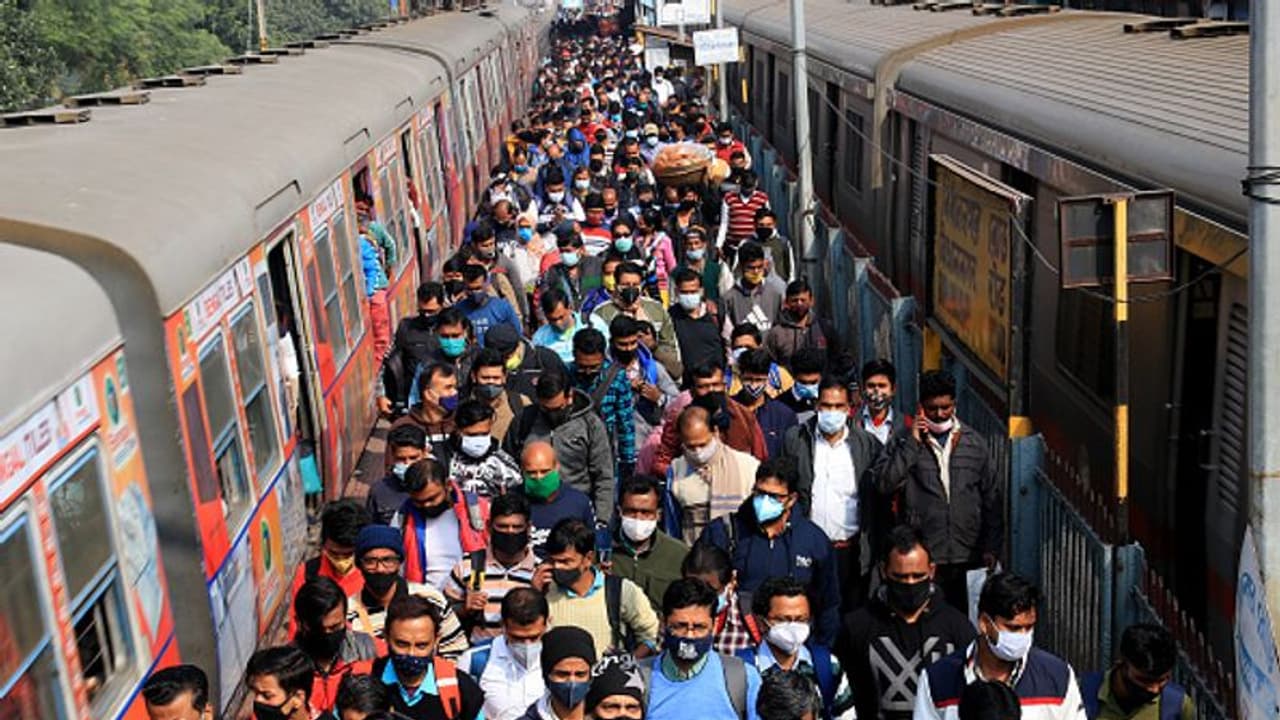 WB Covid Update : আরও উঠল করোনা গ্রাফ, রাজ্যে দৈনিক সংক্রমণ পার করল ২৩ হাজারের গণ্ডি, আতঙ্কে কলকাতা WB Covid Update : আরও উঠল করোনা গ্রাফ, রাজ্যে দৈনিক সংক্রমণ পার করল ২৩ হাজারের গণ্ডি, আতঙ্কে কলকাতা