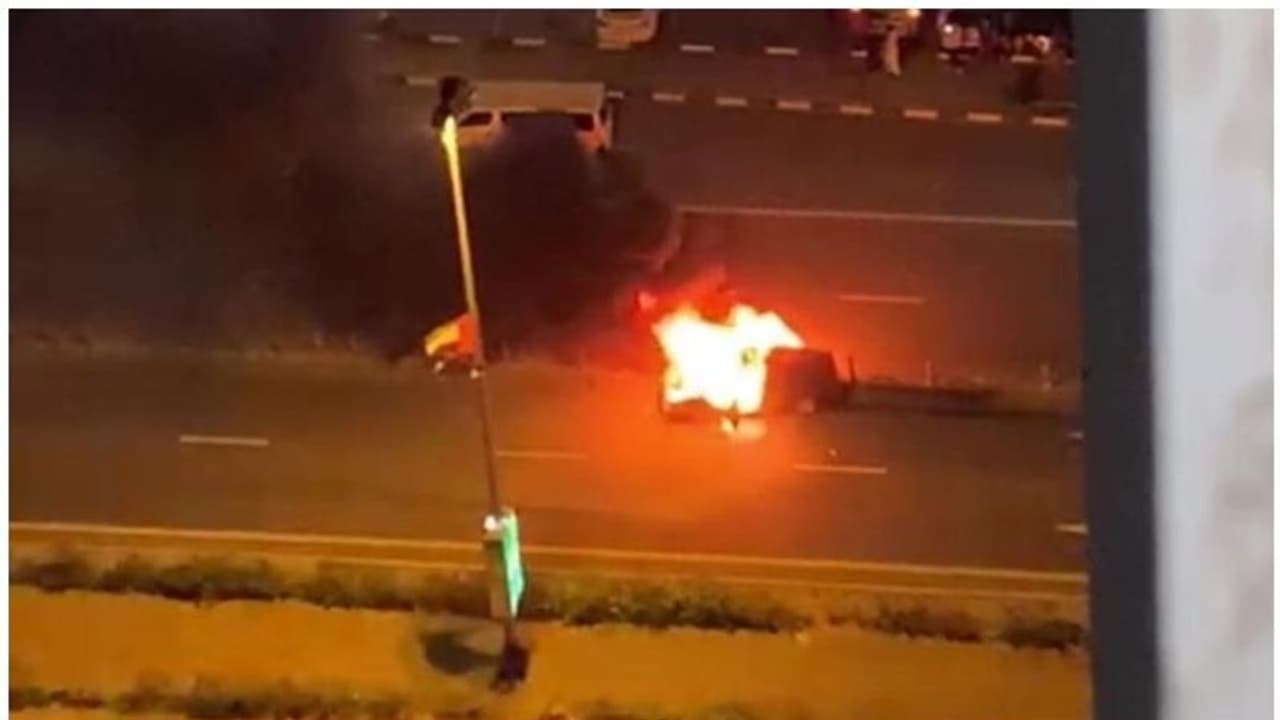 car catches fire : ഓടിക്കൊണ്ടിരുന്ന കാറിന് തീപിടിച്ചു; ഡ്രൈവര് അത്ഭുതകരമായി രക്ഷപ്പെട്ടു car catches fire : ഓടിക്കൊണ്ടിരുന്ന കാറിന് തീപിടിച്ചു; ഡ്രൈവര് അത്ഭുതകരമായി രക്ഷപ്പെട്ടു