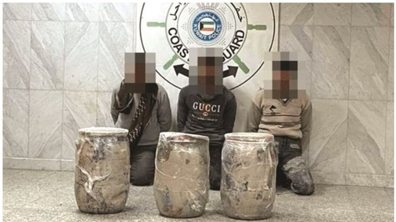 Drugs Smuggling : ലഹരിമരുന്ന് കടത്ത്; 86 കിലോ ഹാഷിഷുമായി കുവൈത്തില് മൂന്ന് ഏഷ്യക്കാര് പിടിയില് Drugs Smuggling : ലഹരിമരുന്ന് കടത്ത്; 86 കിലോ ഹാഷിഷുമായി കുവൈത്തില് മൂന്ന് ഏഷ്യക്കാര് പിടിയില്