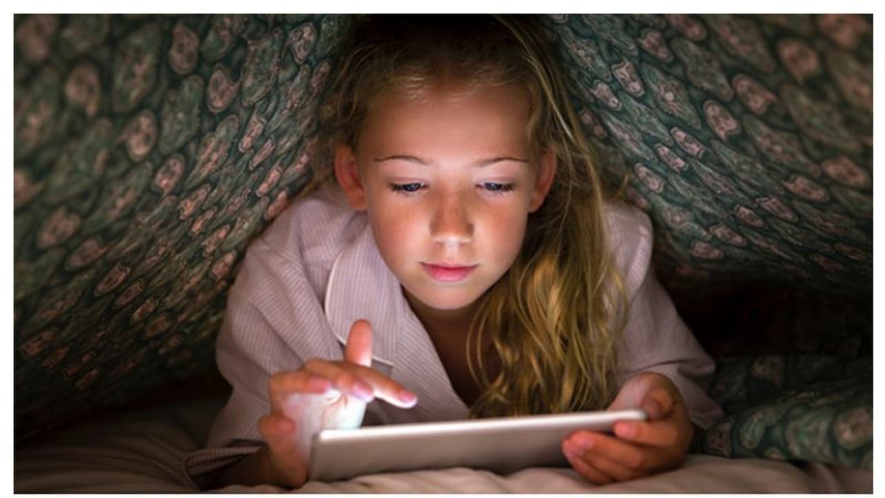 பெற்றோர்களே உஷார்..! மொபைல் உலகத்தில் மூழ்கும் பிள்ளைகள்.. காத்திருக்கும் ஆபத்துகள்... பெற்றோர்களே உஷார்..! மொபைல் உலகத்தில் மூழ்கும் பிள்ளைகள்.. காத்திருக்கும் ஆபத்துகள்...