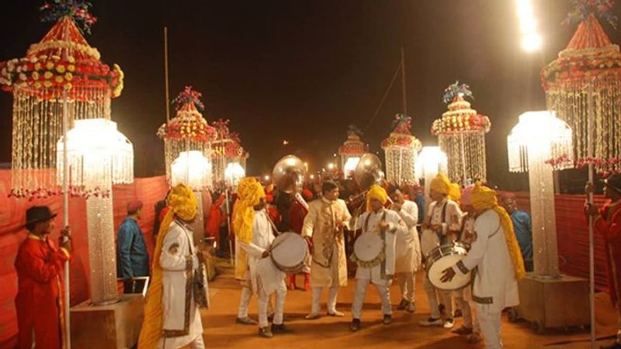 शादियों में 250 की लिमिट, बट चुके 1200 कार्ड, फिर परिवार ने निकाली ऐसी जुगाड़..न नियम टूटेंगे न गेस्ट छूटेंगे शादियों में 250 की लिमिट, बट चुके 1200 कार्ड, फिर परिवार ने निकाली ऐसी जुगाड़..न नियम टूटेंगे न गेस्ट छूटेंगे