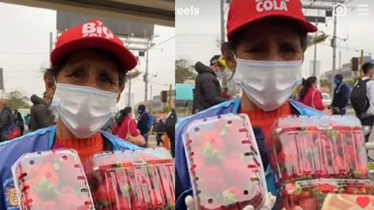 Viral Video: വയോധികയുടെ കയ്യില് നിന്ന് സ്ട്രോബെറി വാങ്ങുന്ന യുവാവ്; പിന്നീട് നടന്നത്... Viral Video: വയോധികയുടെ കയ്യില് നിന്ന് സ്ട്രോബെറി വാങ്ങുന്ന യുവാവ്; പിന്നീട് നടന്നത്...