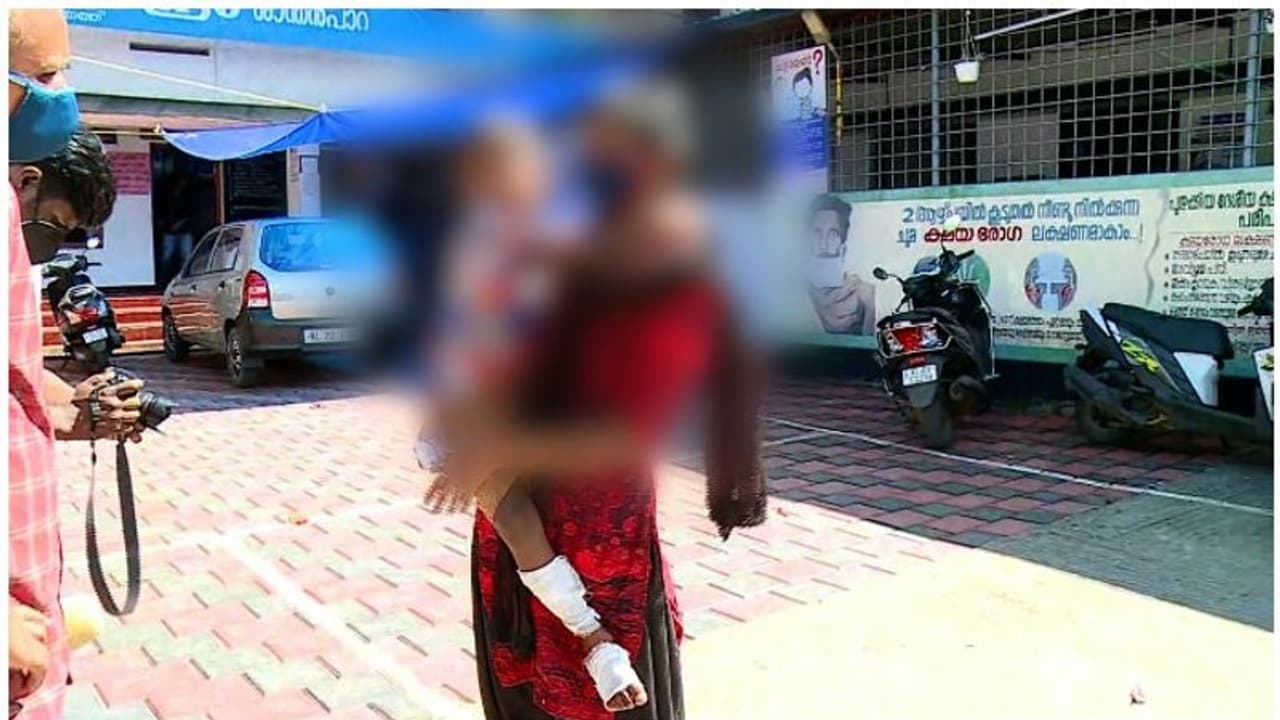 'രണ്ട് കാലിലും ഇടുപ്പിലും പൊള്ളലേൽപ്പിച്ചു', ഇടുക്കിയിൽ അഞ്ചര വയസുകാരനോട് അമ്മയുടെ ക്രൂരത 'രണ്ട് കാലിലും ഇടുപ്പിലും പൊള്ളലേൽപ്പിച്ചു', ഇടുക്കിയിൽ അഞ്ചര വയസുകാരനോട് അമ്മയുടെ ക്രൂരത