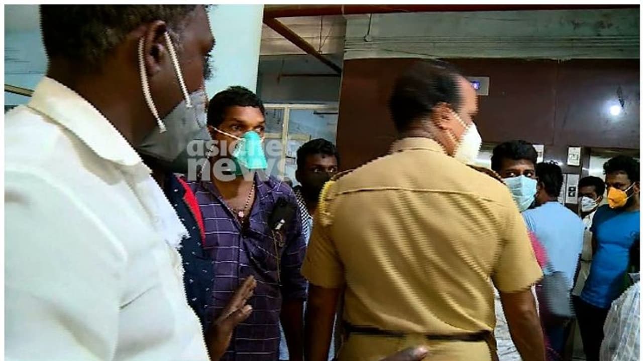 Child Abduction : കുട്ടിയെ കൊടുത്തിട്ട് ഷോ കാണിക്കുന്നോ?സെക്യൂരിറ്റി ജീവനക്കാരന് അപമര്യാദയായി പെരുമാറി, പരാതി Child Abduction : കുട്ടിയെ കൊടുത്തിട്ട് ഷോ കാണിക്കുന്നോ?സെക്യൂരിറ്റി ജീവനക്കാരന് അപമര്യാദയായി പെരുമാറി, പരാതി