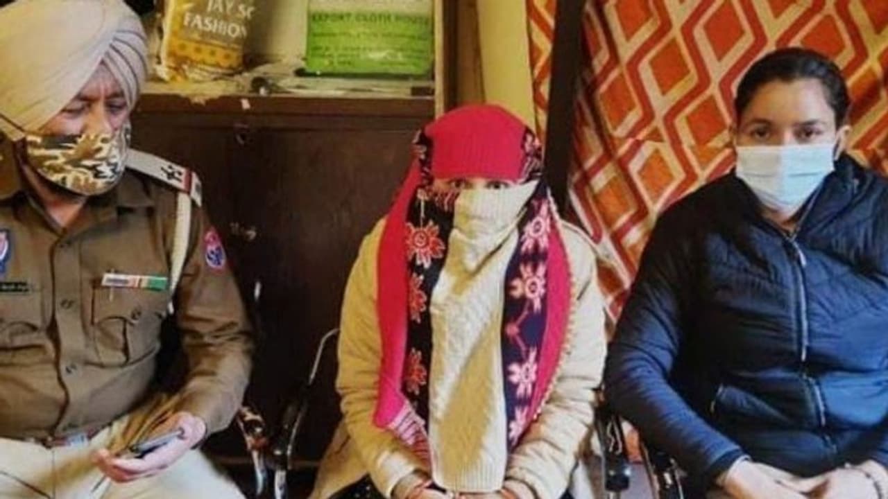 शादीशुदा महिला को पाकिस्तानी युवक से हुआ प्यार: पति बच्चे छोड़ पार करने लगी बॉर्डर, पकड़ी गई तो सुनाई ये कहानी शादीशुदा महिला को पाकिस्तानी युवक से हुआ प्यार: पति बच्चे छोड़ पार करने लगी बॉर्डर, पकड़ी गई तो सुनाई ये कहानी