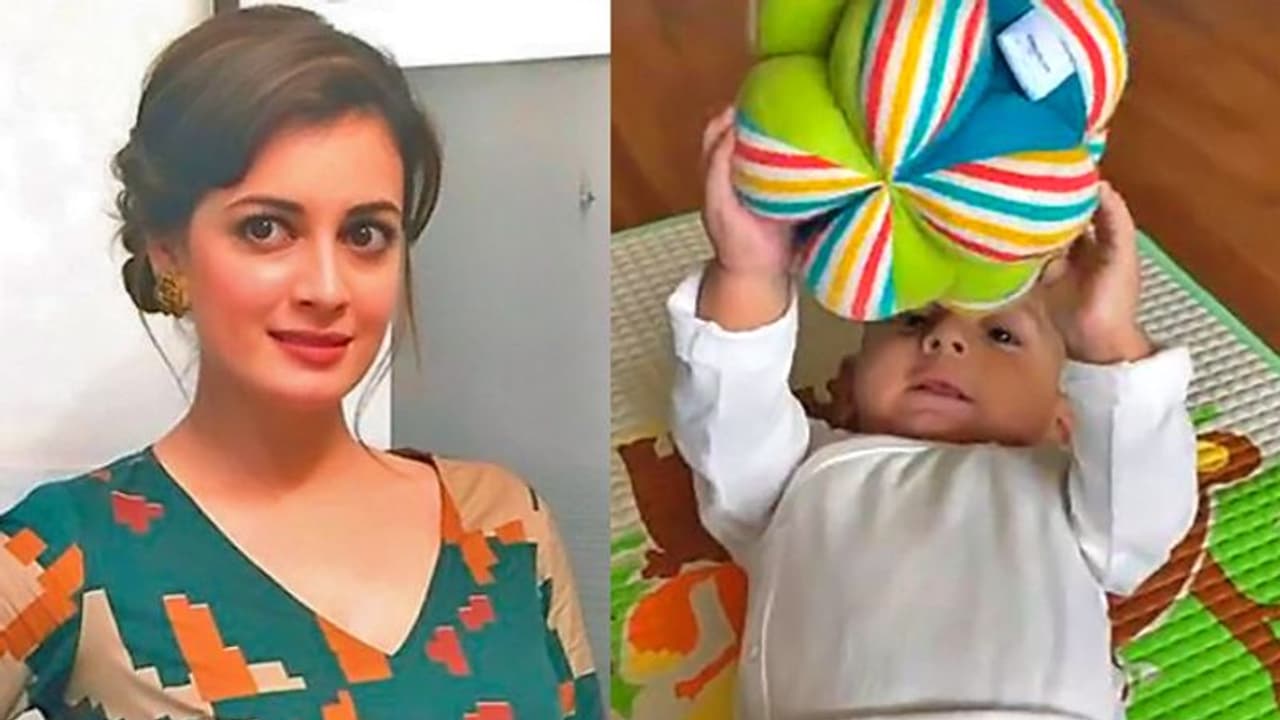 Dia Mirza ने दिखाई 8 महीने के बेटे की पहली झलक, व्हाइट ड्रेस में मुस्कुराते दिखे नन्हे अव्यान Dia Mirza ने दिखाई 8 महीने के बेटे की पहली झलक, व्हाइट ड्रेस में मुस्कुराते दिखे नन्हे अव्यान