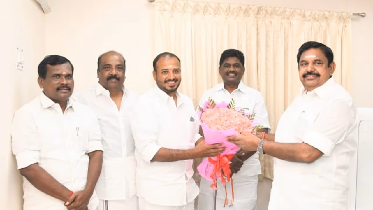 ராமதாஸ்க்கு செக் வைத்த எடப்பாடியார்..முக்கிய நிர்வாகியை தட்டி தூக்கிய அதிமுக..தைலாபுரத்தில் சலசலப்பு ராமதாஸ்க்கு செக் வைத்த எடப்பாடியார்..முக்கிய நிர்வாகியை தட்டி தூக்கிய அதிமுக..தைலாபுரத்தில் சலசலப்பு