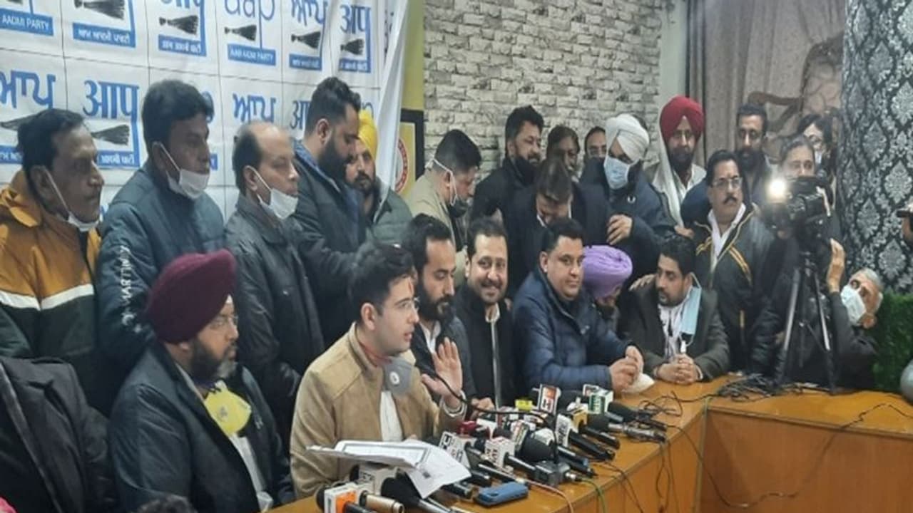 Punjab Election 2022 : टिकट बंटवारे को लेकर आपस में भिड़े AAP कार्यकर्ता, सह प्रभारी के सामने जमकर काटा बवाल