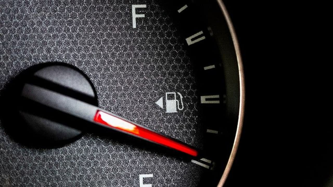 നിര്ത്തിയിട്ട ആഡംബര കാറിനുള്ളില് 10 മൃതദേഹങ്ങള്, ദേഹമാകെ മുറിവുകളും പരിക്കും! നിര്ത്തിയിട്ട ആഡംബര കാറിനുള്ളില് 10 മൃതദേഹങ്ങള്, ദേഹമാകെ മുറിവുകളും പരിക്കും!