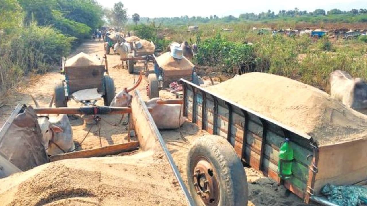 மகிழ்ச்சியான செய்தி மக்களே... இனி யார் வேண்டுமானாலும் மணல் அள்ளலாம்..!! தமிழக அரசு அசத்தல் அறிவிப்பு !!