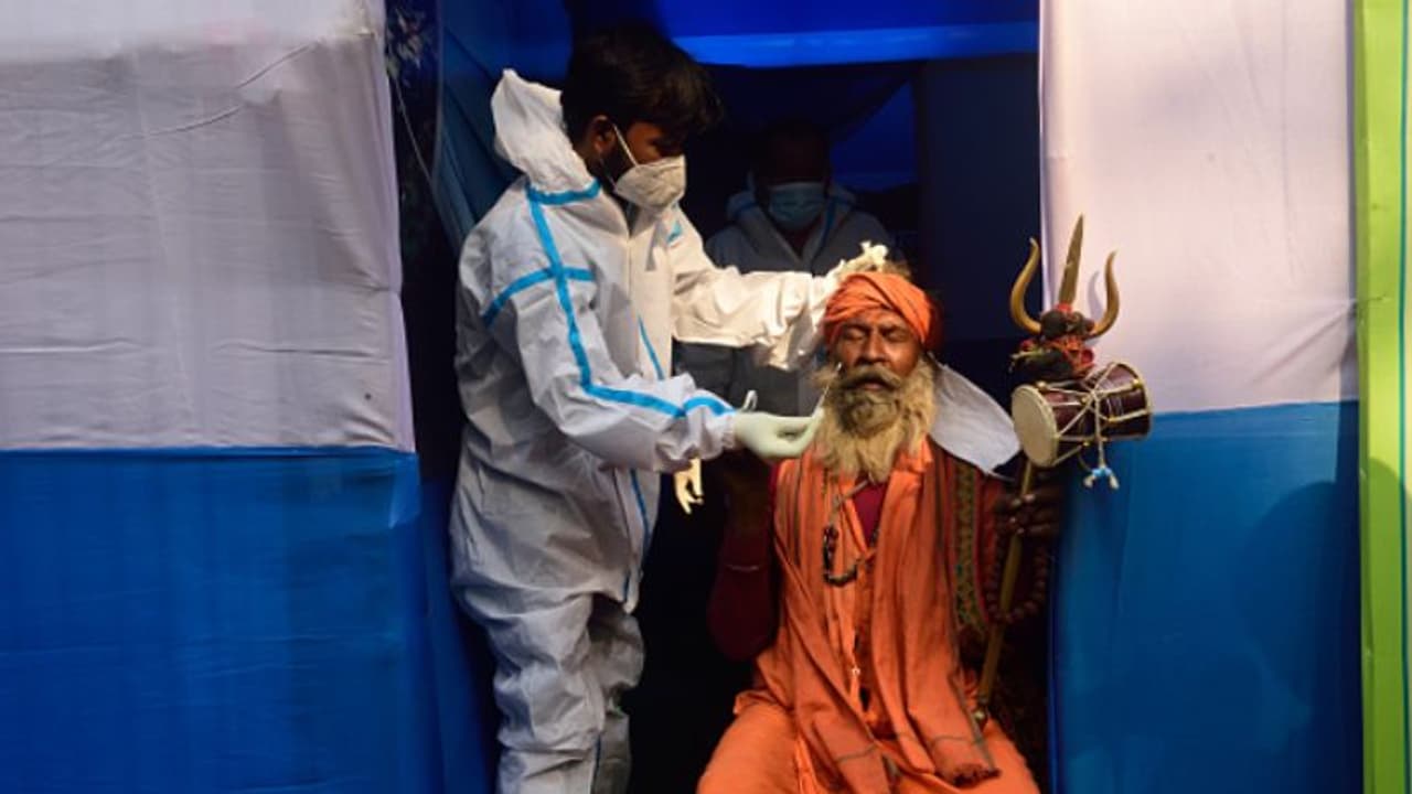 Gangasagar Mela: করোনা কামড়ের মধ্যে শুরু গঙ্গাসাগর মেলা, সারাদিন মুখ ভার আকাশের Gangasagar Mela: করোনা কামড়ের মধ্যে শুরু গঙ্গাসাগর মেলা, সারাদিন মুখ ভার আকাশের