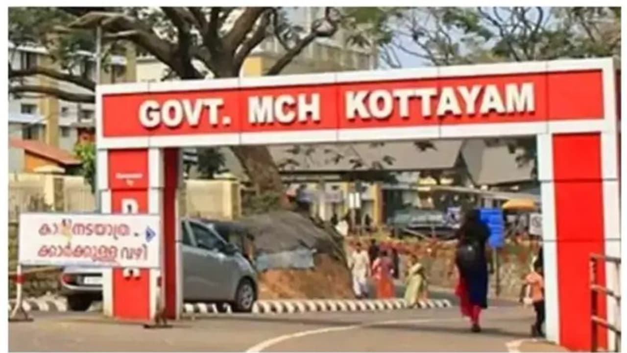 Kottayam child Abduction : സുരക്ഷാ ജീവനക്കാരിയെ സസ്പെൻഡ് ചെയ്തു, ജാഗ്രത കുറവുണ്ടായി എന്ന് നിഗമനം Kottayam child Abduction : സുരക്ഷാ ജീവനക്കാരിയെ സസ്പെൻഡ് ചെയ്തു, ജാഗ്രത കുറവുണ്ടായി എന്ന് നിഗമനം