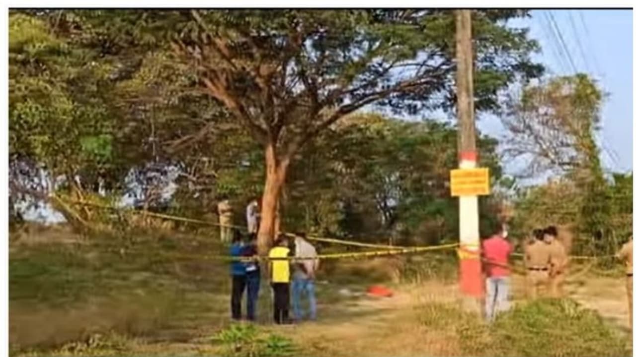 Palakkad Murder : പാലക്കാട് റോഡരുകില് സ്ത്രീ കൊല്ലപ്പെട്ട നിലയില്; മദ്യക്കുപ്പിയും വെട്ടുകത്തിയും സമീപത്ത് Palakkad Murder : പാലക്കാട് റോഡരുകില് സ്ത്രീ കൊല്ലപ്പെട്ട നിലയില്; മദ്യക്കുപ്പിയും വെട്ടുകത്തിയും സമീപത്ത്