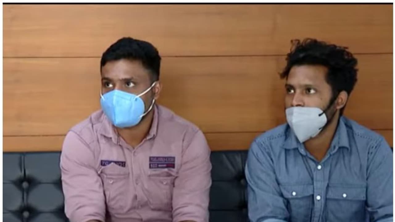 Police Atrocity : ജയിലില് അടച്ചിട്ടും തീരാതെ കലി, വീണ്ടും കേസില് കുടുക്കാന് ശ്രമം, പരാതിയുമായി സഹോദരങ്ങള് Police Atrocity : ജയിലില് അടച്ചിട്ടും തീരാതെ കലി, വീണ്ടും കേസില് കുടുക്കാന് ശ്രമം, പരാതിയുമായി സഹോദരങ്ങള്