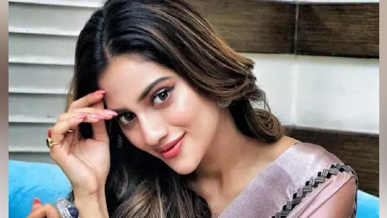 হোলি সেলিব্রেশনের পর দরগায় পৌঁছালেন নুসরত, অনুরাগীদের জানালেন শবে বরাতের শুভেচ্ছা হোলি সেলিব্রেশনের পর দরগায় পৌঁছালেন নুসরত, অনুরাগীদের জানালেন শবে বরাতের শুভেচ্ছা