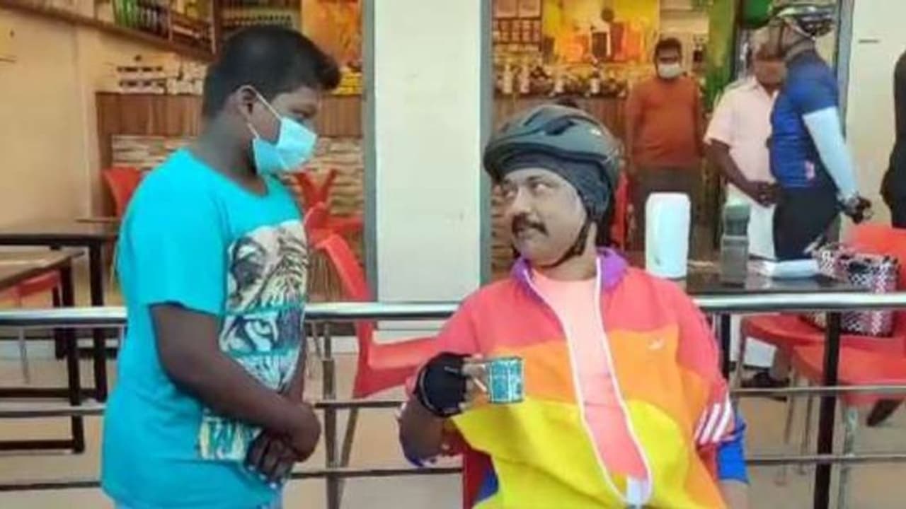 ஆன்லைன் வகுப்பு எப்படி இருக்கு ? நல்லா படிக்கணும் சரியா !! டீக்கடையில் மாணவனை ‘அசர’ வைத்த முதல்வர் ஸ்டாலின் ஆன்லைன் வகுப்பு எப்படி இருக்கு ? நல்லா படிக்கணும் சரியா !! டீக்கடையில் மாணவனை ‘அசர’ வைத்த முதல்வர் ஸ்டாலின்