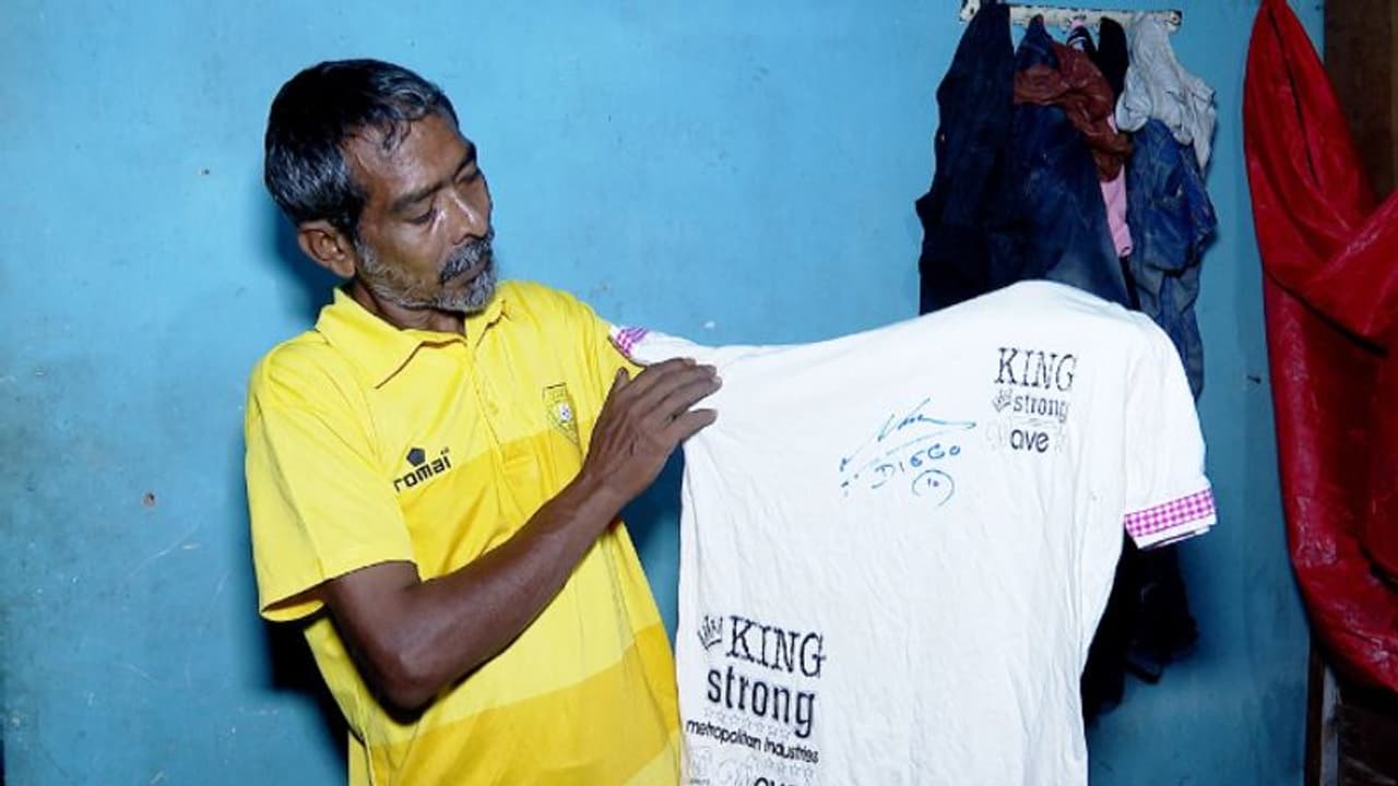 Diego Maradona : ഡിയഗോ മറഡോണയുടെ കൈയ്യൊപ്പ് പതിഞ്ഞ ടീഷർട്ട് വിൽപ്പനയ്ക്ക്; അതും കേരളത്തില് Diego Maradona : ഡിയഗോ മറഡോണയുടെ കൈയ്യൊപ്പ് പതിഞ്ഞ ടീഷർട്ട് വിൽപ്പനയ്ക്ക്; അതും കേരളത്തില്