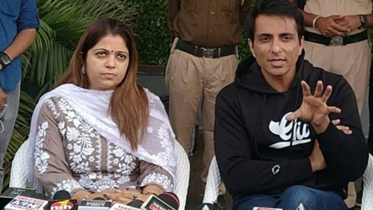 Punjab Election 2022: अब सोनू सूद पंजाब के ‘आइकॉन’ नहीं, चुनाव आयोग ने हटाया, बहन मालविका बनी वजह! Punjab Election 2022: अब सोनू सूद पंजाब के ‘आइकॉन’ नहीं, चुनाव आयोग ने हटाया, बहन मालविका बनी वजह!