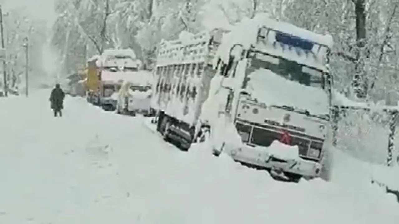 कश्मीर ने ओढ़ी सफेद चादर: Heavy Snowfall से हाइवे बंद, वैष्णो देवी मंदिर में कई सेवाएं बधित कश्मीर ने ओढ़ी सफेद चादर: Heavy Snowfall से हाइवे बंद, वैष्णो देवी मंदिर में कई सेवाएं बधित