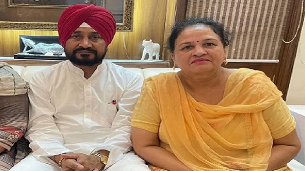 PM की सुरक्षा में चूक के बाद चन्नी फिर मुश्किल में, पत्नी और बेटा कोरोना पॉजिटिव, जानें CM की रिपोर्ट PM की सुरक्षा में चूक के बाद चन्नी फिर मुश्किल में, पत्नी और बेटा कोरोना पॉजिटिव, जानें CM की रिपोर्ट