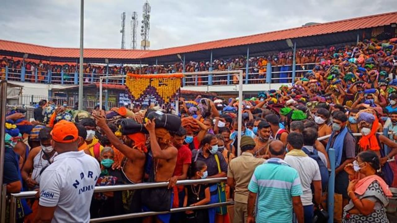 Sabarimala : മകര വിളക്ക് ഒരുക്കങ്ങളുമായി സന്നിധാനം, മകര സംക്രമണ പൂജ പൂർത്തിയായി Sabarimala : മകര വിളക്ക് ഒരുക്കങ്ങളുമായി സന്നിധാനം, മകര സംക്രമണ പൂജ പൂർത്തിയായി