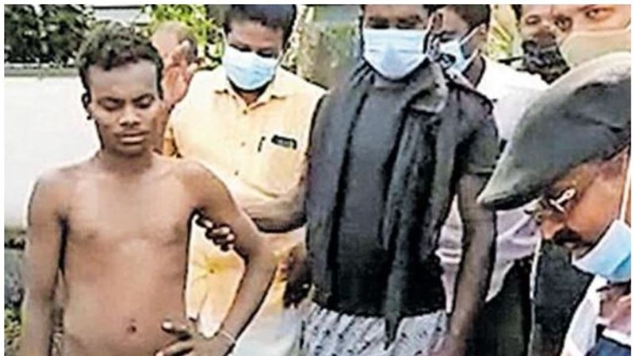 Guest worker attacks shop : അതിഥി തൊഴിലാളിയുടെ പരാക്രമം; കടയില് സാധനങ്ങള് വലിച്ചെറിഞ്ഞു, തറയില് കിടന്നു Guest worker attacks shop : അതിഥി തൊഴിലാളിയുടെ പരാക്രമം; കടയില് സാധനങ്ങള് വലിച്ചെറിഞ്ഞു, തറയില് കിടന്നു