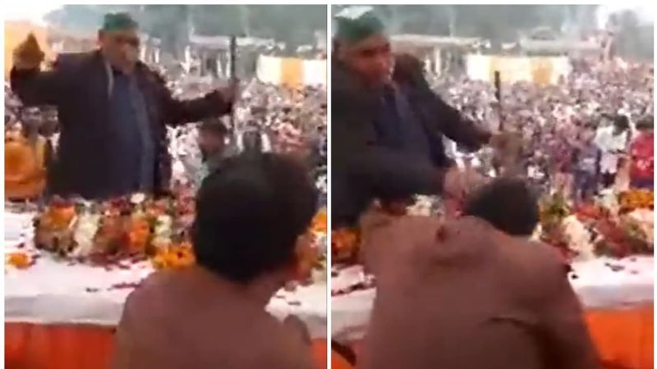 యూపీలో బీజేపీ ఎమ్మెల్యేపై రైతు దాడి.. వీడియో వైరల్.. ఘటనపై ఎమ్మెల్యే ఏమన్నాడంటే..! యూపీలో బీజేపీ ఎమ్మెల్యేపై రైతు దాడి.. వీడియో వైరల్.. ఘటనపై ఎమ్మెల్యే ఏమన్నాడంటే..!