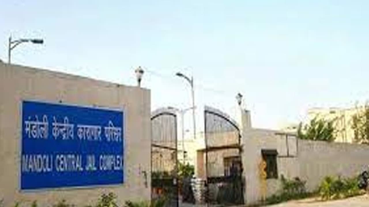 मंडोली जेल से 19 मोबाइल फोन बरामद, कैश और हथियार भी मिले मंडोली जेल से 19 मोबाइल फोन बरामद, कैश और हथियार भी मिले