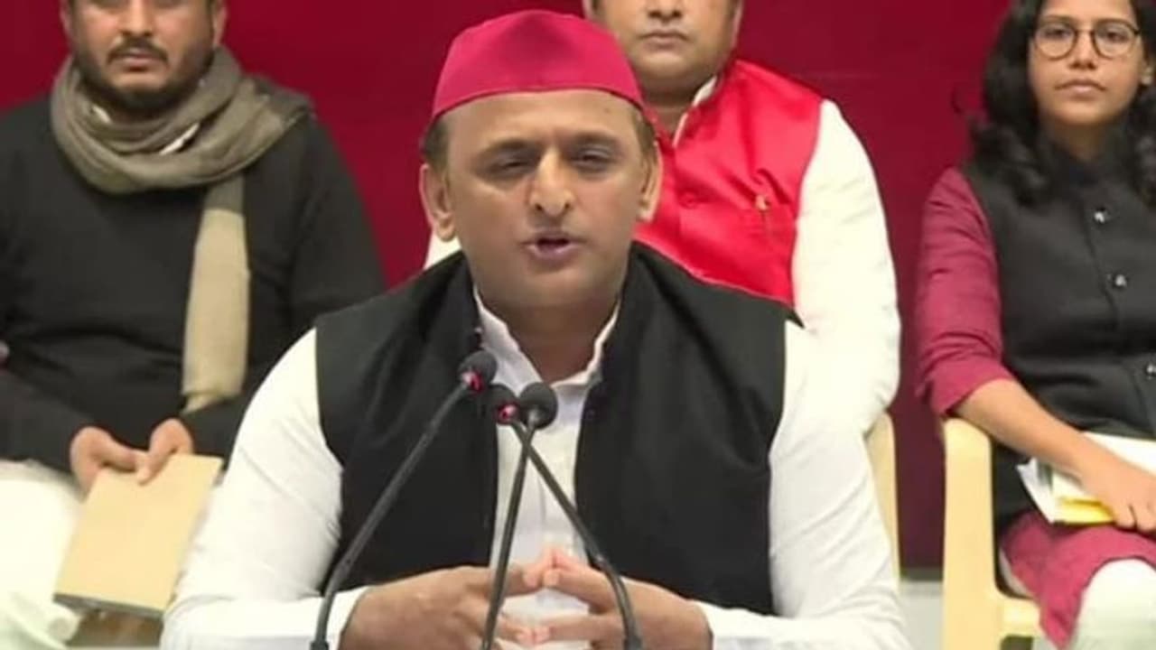 UP Election 2022: Akhilesh Yadav offers SP ticket to BJP MLA as BJP fields CM Yogi Adityanath from Gorakhpur UP Election 2022: Akhilesh Yadav offers SP ticket to BJP MLA as BJP fields CM Yogi Adityanath from Gorakhpur