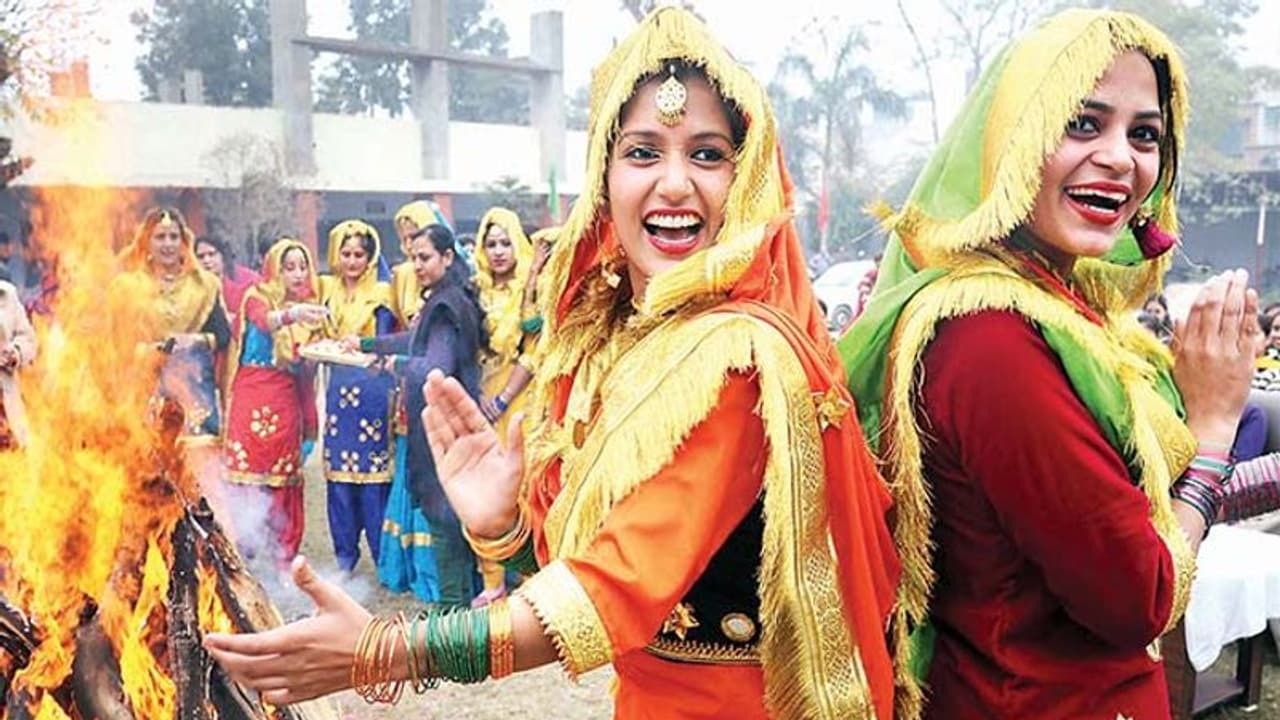 Lohri 2022: 13 जनवरी को मनाया जाएगा लोहड़ी पर्व, ये है हंसने गाने और खुशियां बांटने का उत्सव Lohri 2022: 13 जनवरी को मनाया जाएगा लोहड़ी पर्व, ये है हंसने गाने और खुशियां बांटने का उत्सव