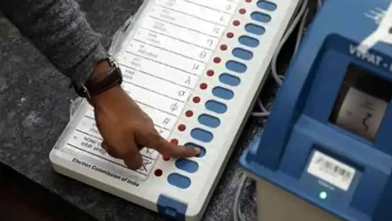 പ്രായപൂർത്തിയാകാത്ത മകൻ വോട്ട് ചെയ്യുന്ന ദൃശ്യങ്ങളുമായി ബിജെപി അനുയായി, പ്രിസൈഡിംഗ് ഓഫീസറിനെതിരെ നടപടി, കേസ് പ്രായപൂർത്തിയാകാത്ത മകൻ വോട്ട് ചെയ്യുന്ന ദൃശ്യങ്ങളുമായി ബിജെപി അനുയായി, പ്രിസൈഡിംഗ് ഓഫീസറിനെതിരെ നടപടി, കേസ്